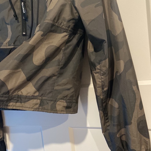 Hollister cropped camouflage jacket 💕 Small EUC this is a great piece!! - Picture 8 of 11